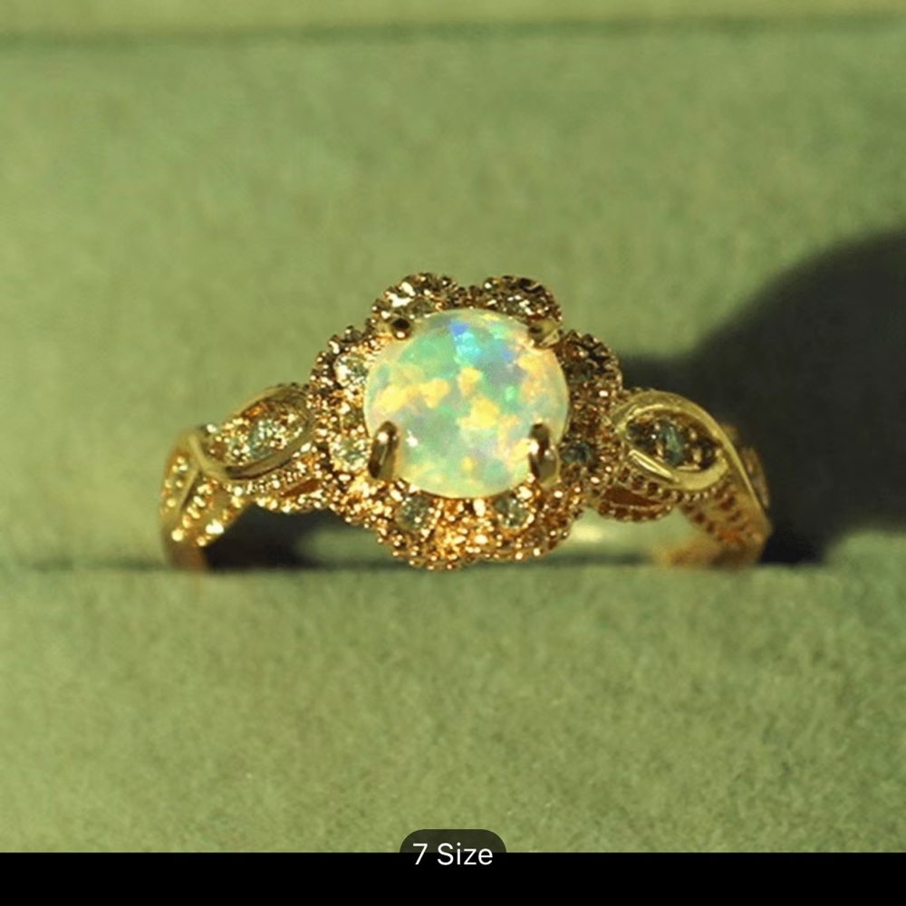 Vintage inspired Faux Opal and gold ring - Picture 3 of 4